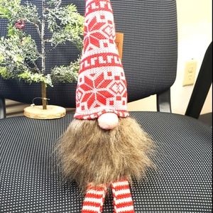 Sitting gnome with legs